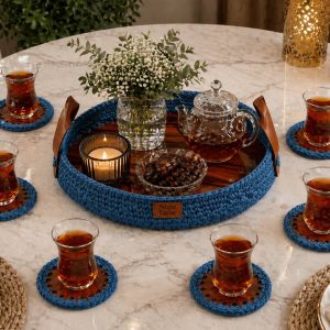 صينية سماوي غامق مدورة خشب وكروشيه بيد جلد