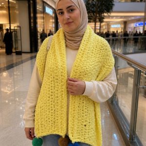 شال متوسط الحجم مش كبير ولكن جميل بخيوط ون القطيفة ناعمة وجميلة جدا جدا وكمان ممكن تستخدميه كوفية