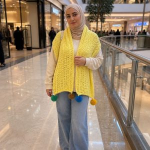شال متوسط الحجم مش كبير ولكن جميل بخيوط ون القطيفة ناعمة وجميلة جدا جدا وكمان ممكن تستخدميه كوفية